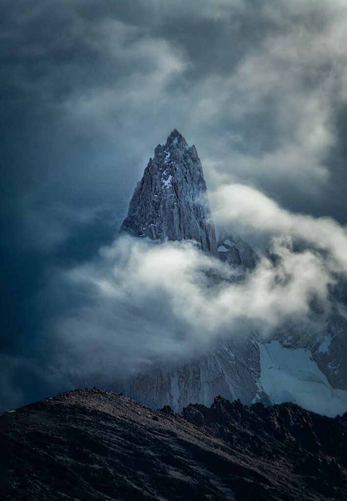 solidna skała nawiązująca do medytacji  na siłę i odporność 